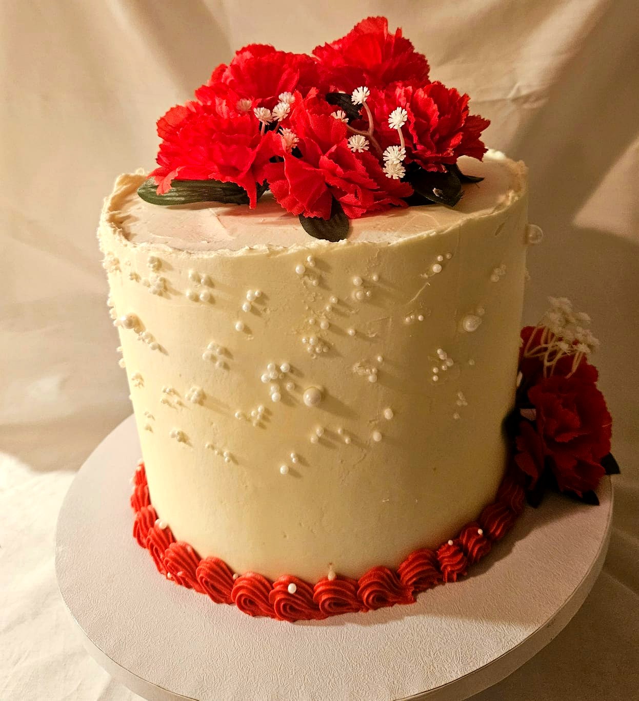 Gâteau Blanc Fleurs Rouges